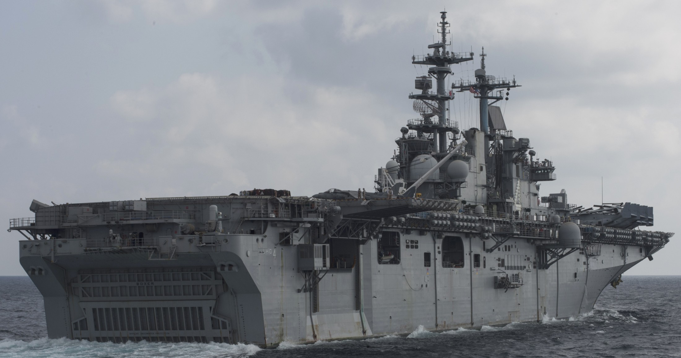 lhd-4 uss boxer wasp class amphibious assault ship dock landing us navy marines vmm-166 arabian sea 88