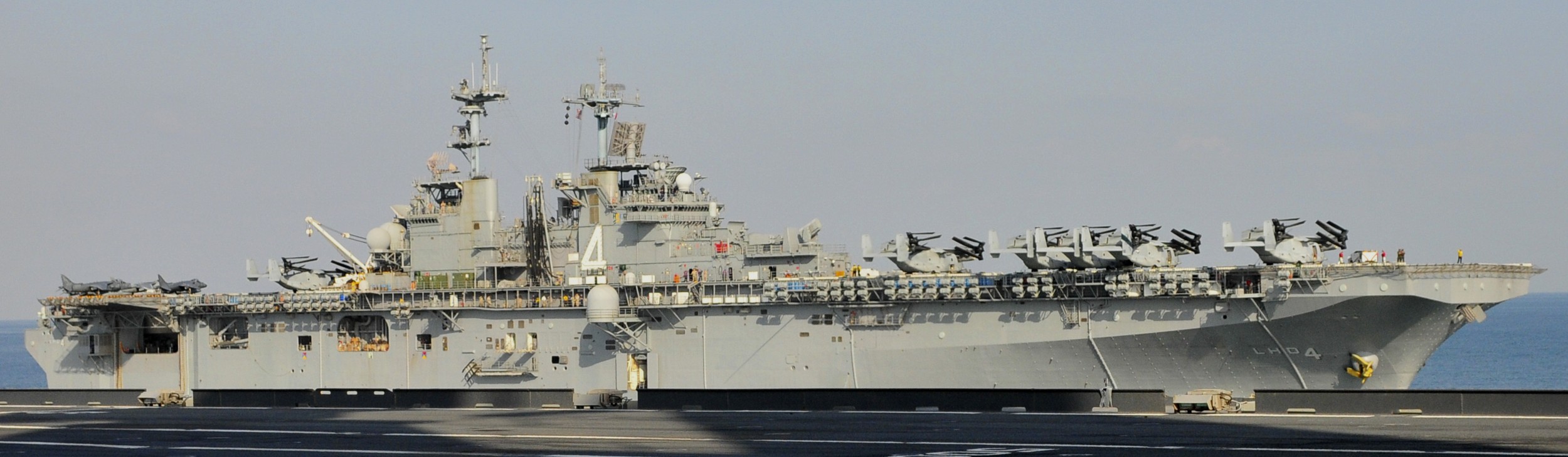 lhd-4 uss boxer wasp class amphibious assault ship dock landing us navy marines vmm-166 arabian gulf 89