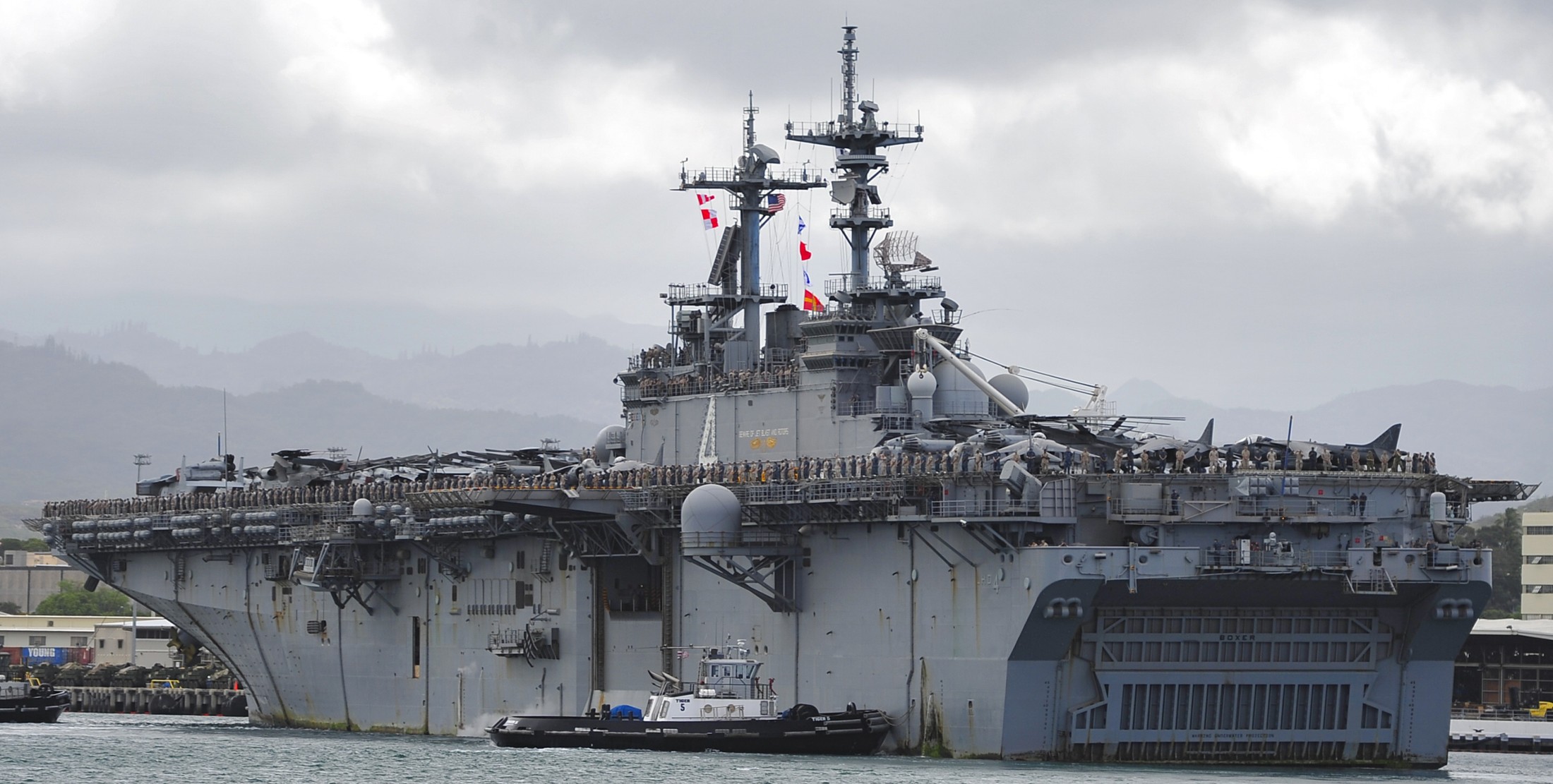 lhd-4 uss boxer wasp class amphibious assault ship dock landing us navy marines vmm-166 pearl harbor hickam hawaii 90