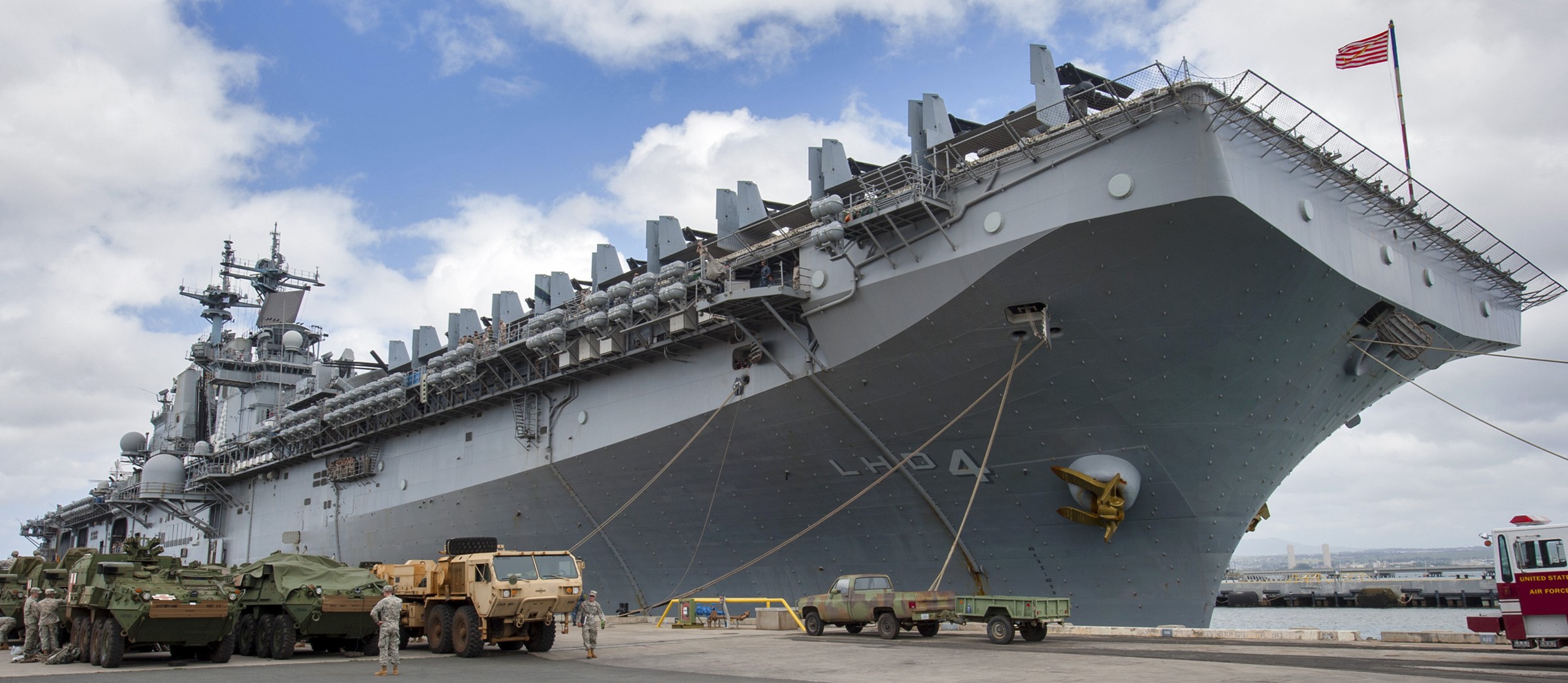lhd-4 uss boxer wasp class amphibious assault ship dock landing us navy joint base pearl harbor hickam hawaii 91