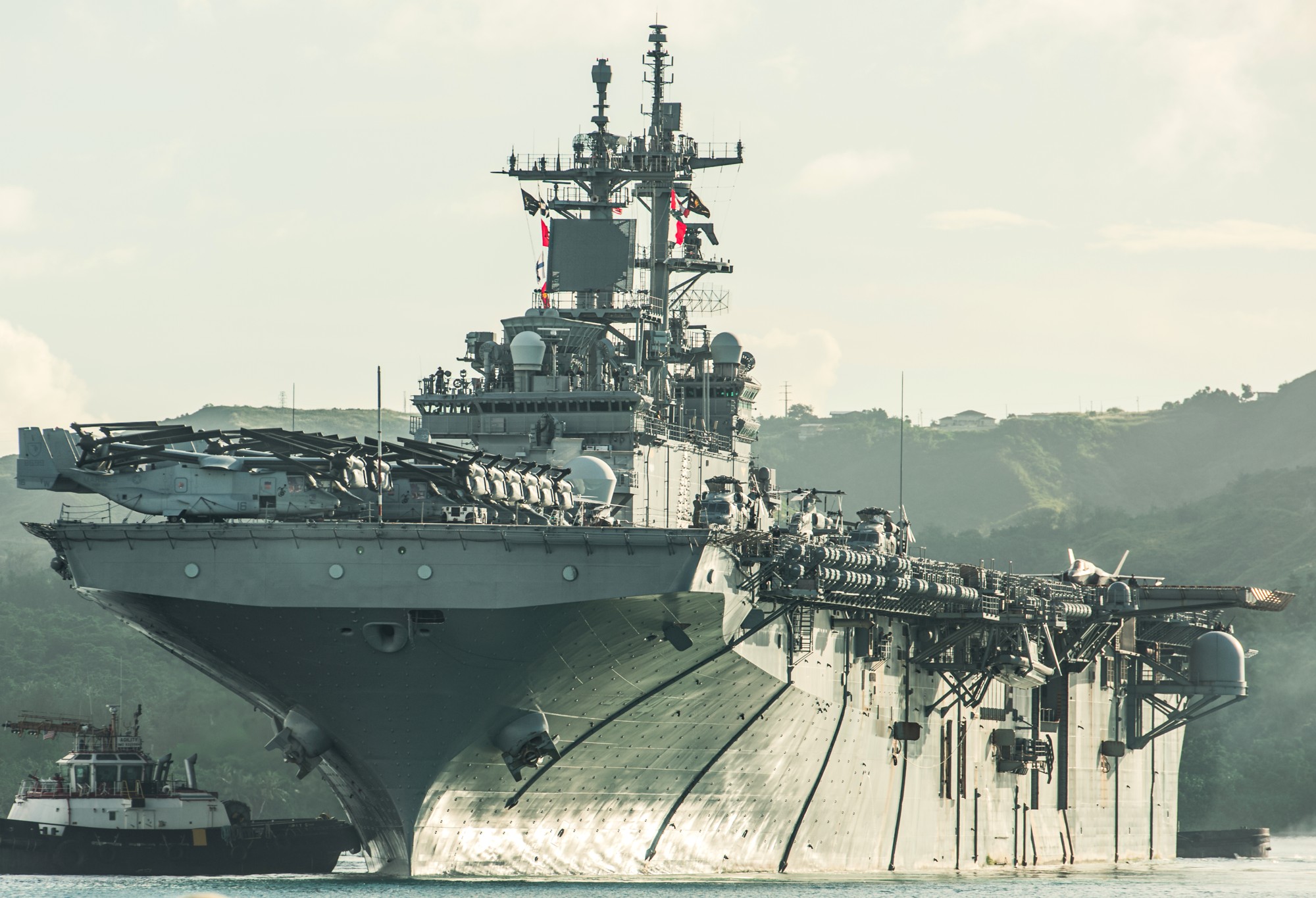 lhd-4 uss boxer wasp class amphibious assault ship landing helicopter dock vmm-165 apra harbor guam 181