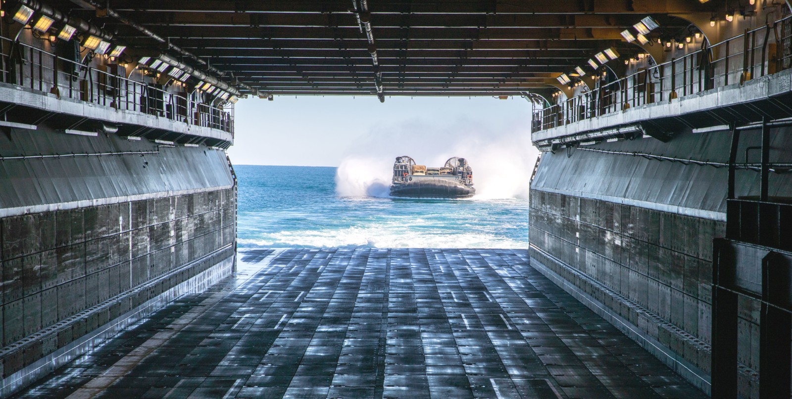 lhd-5 uss bataan wasp class amphibious assault ship dock landing helicopter us navy well deck lcac 183