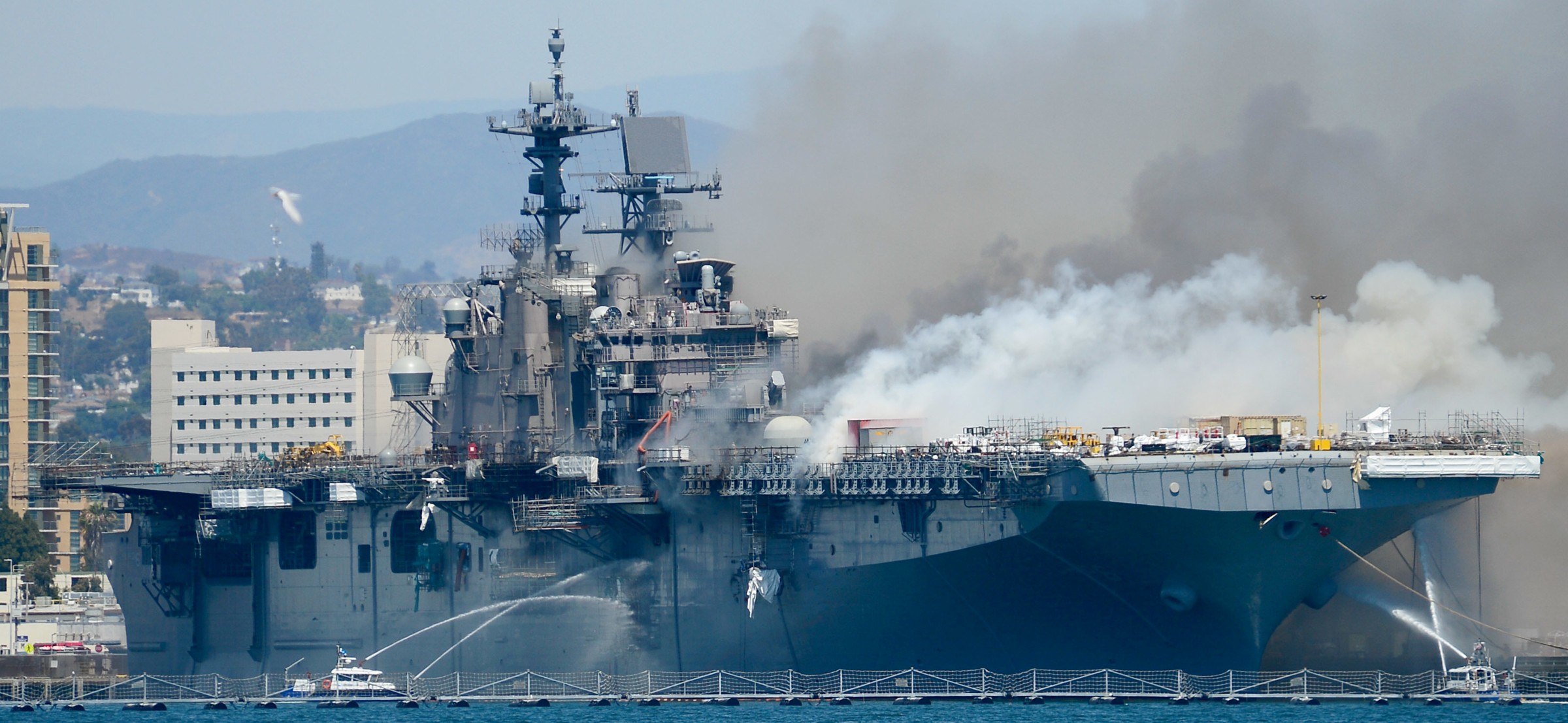 uss bonhomme richard lhd-6 fire naval base san diego amphibious assault landing ship helicopter dock fire san diego 06