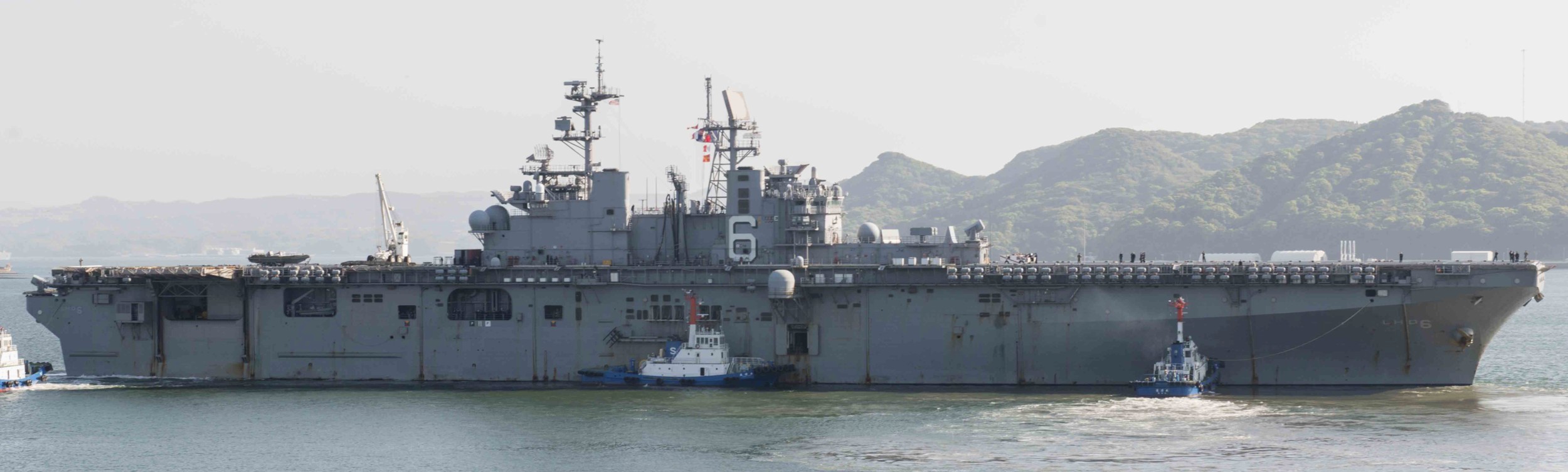 lhd-6 uss bonhomme richard amphibious assault ship landing helicopter dock wasp class 25 departing sasebo japan
