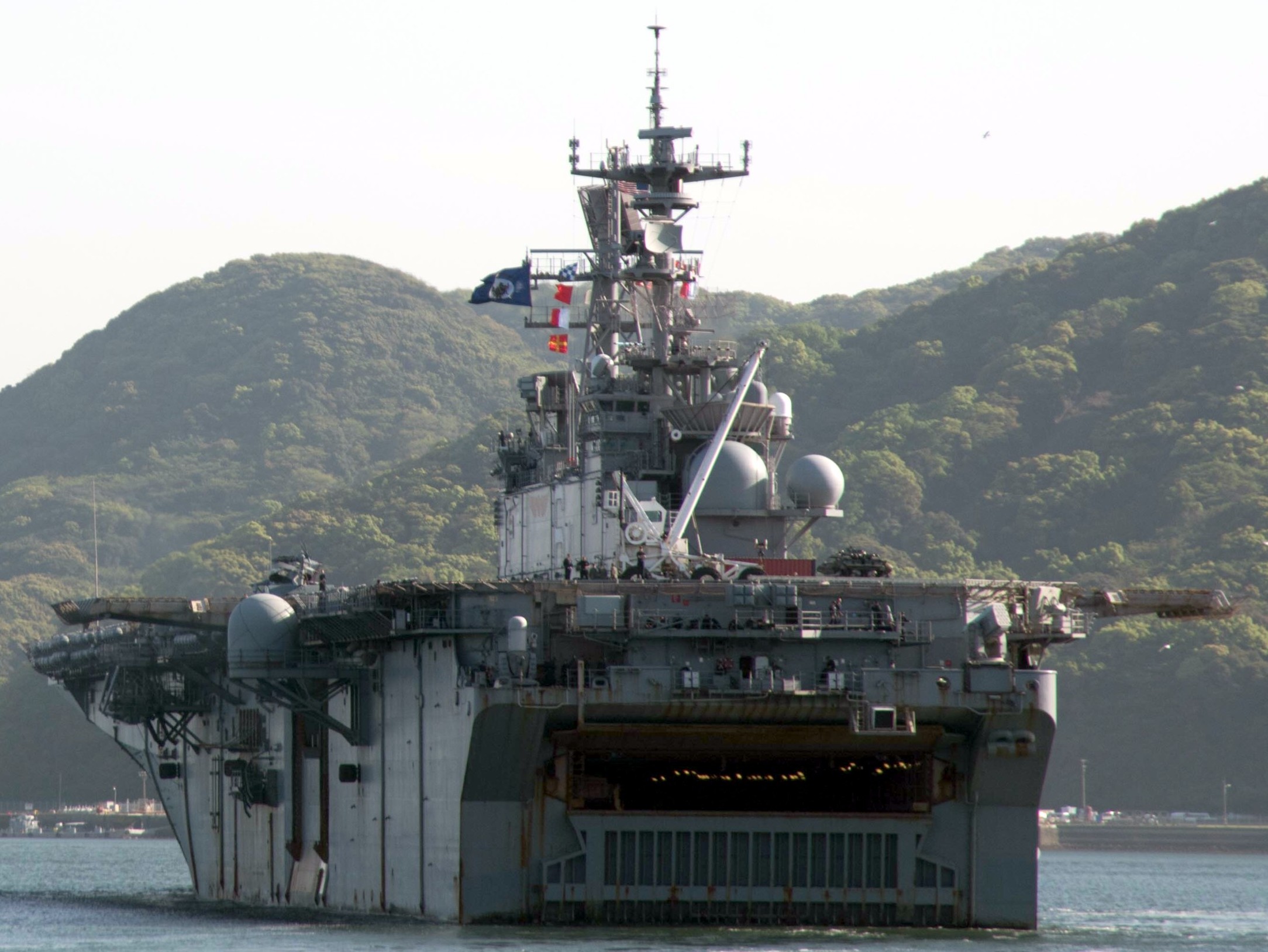 lhd-6 uss bonhomme richard amphibious assault ship landing helicopter dock wasp class 26 departing fleact sasebo japan