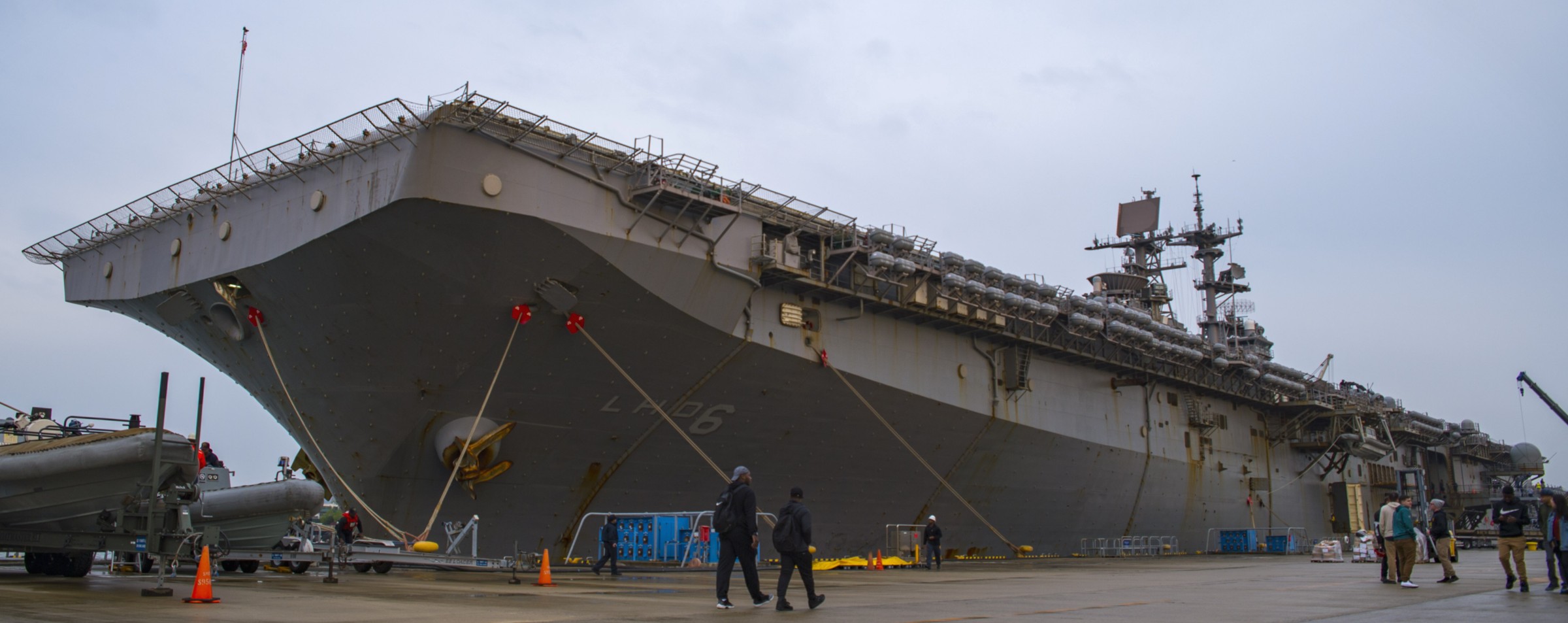 lhd-6 uss bonhomme richard amphibious assault ship landing helicopter dock wasp class 28 sasebo japan