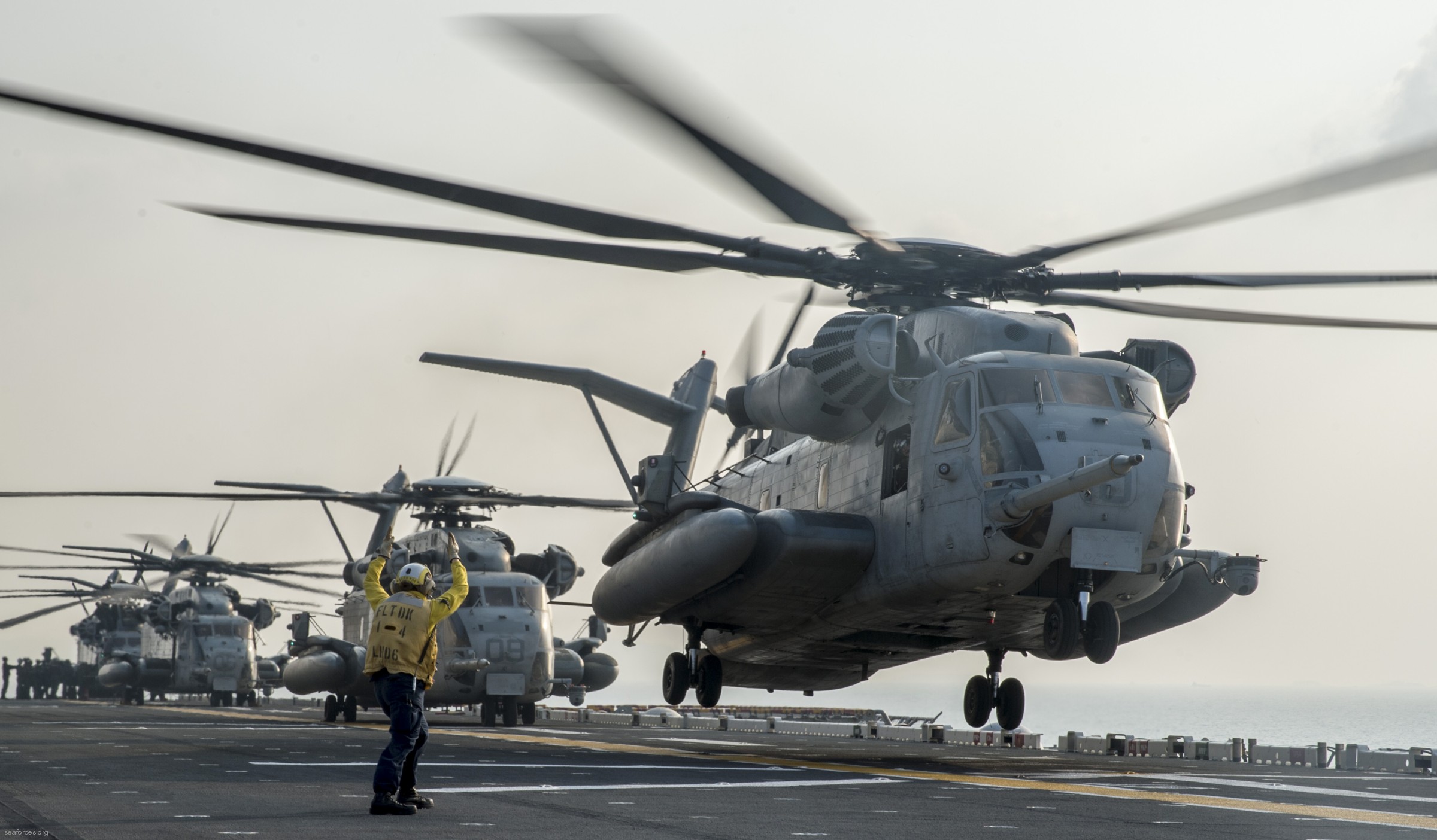 lhd-6 uss bonhomme richard amphibious assault ship landing helicopter dock wasp class 39 ch-53e super stallion