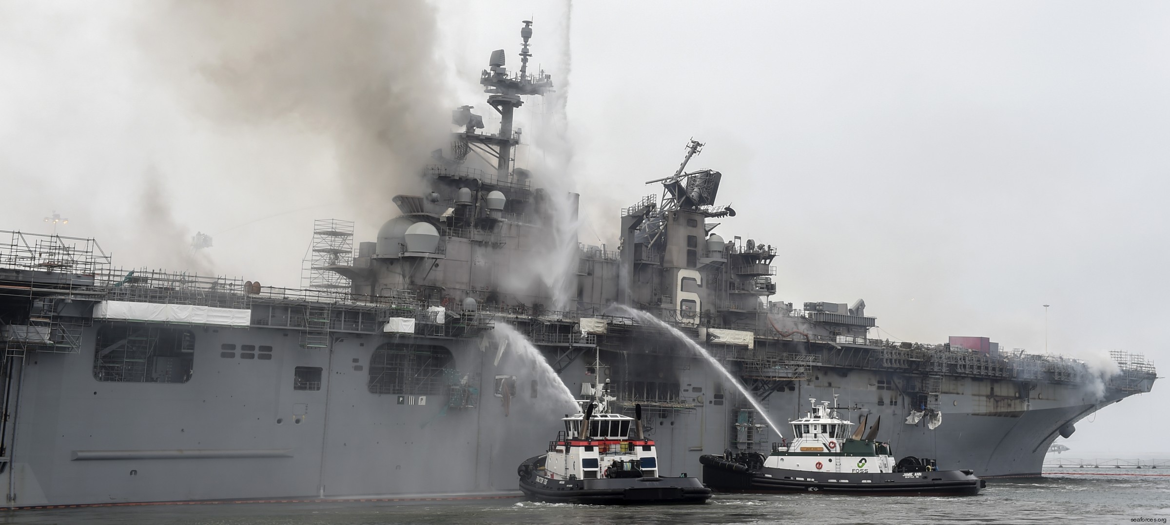 uss bonhomme richard lhd-6 fire naval base san diego amphibious assault landing ship helicopter dock 43