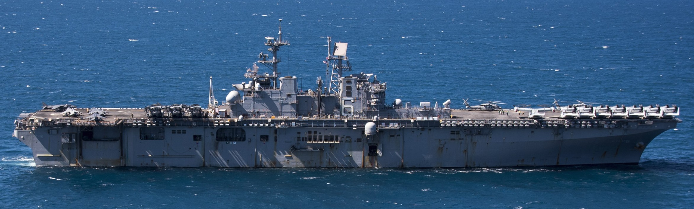 lhd-6 uss bonhomme richard amphibious assault ship landing helicopter dock wasp class 69 coral sea vmm-265