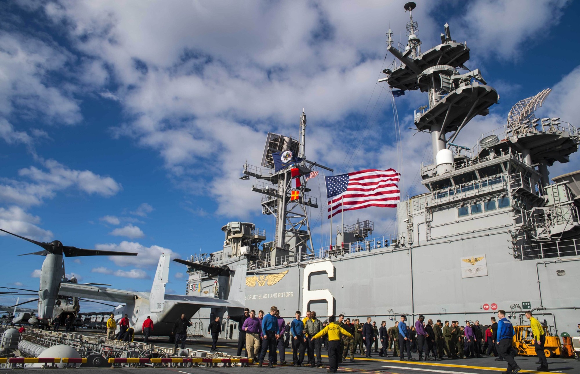 lhd-6 uss bonhomme richard amphibious assault ship landing helicopter dock wasp class us navy 72 flight deck fod