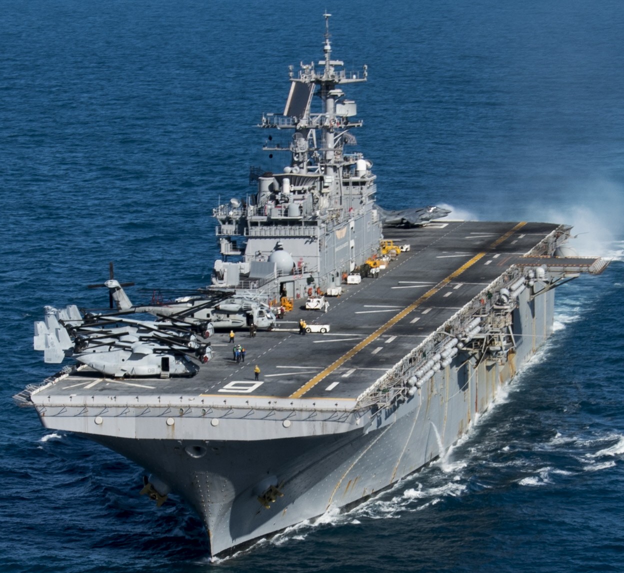 lhd-6 uss bonhomme richard amphibious assault ship landing helicopter dock wasp class us navy 76