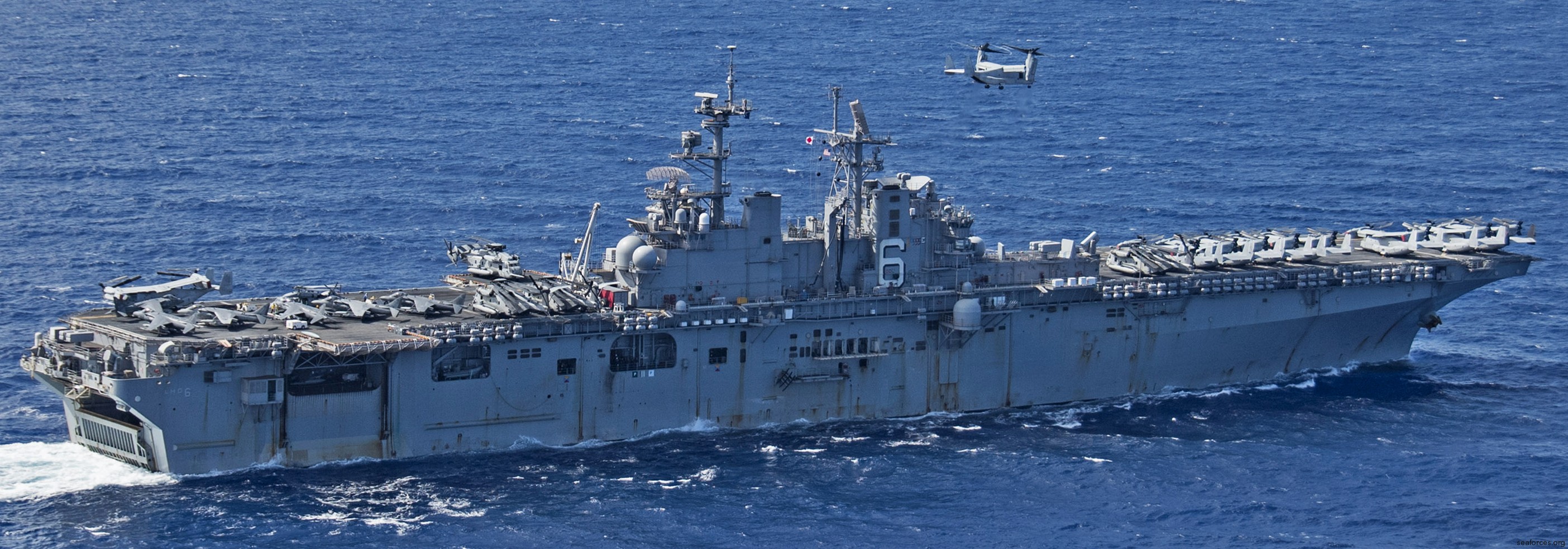 lhd-6 uss bonhomme richard amphibious assault ship landing helicopter dock wasp class 79