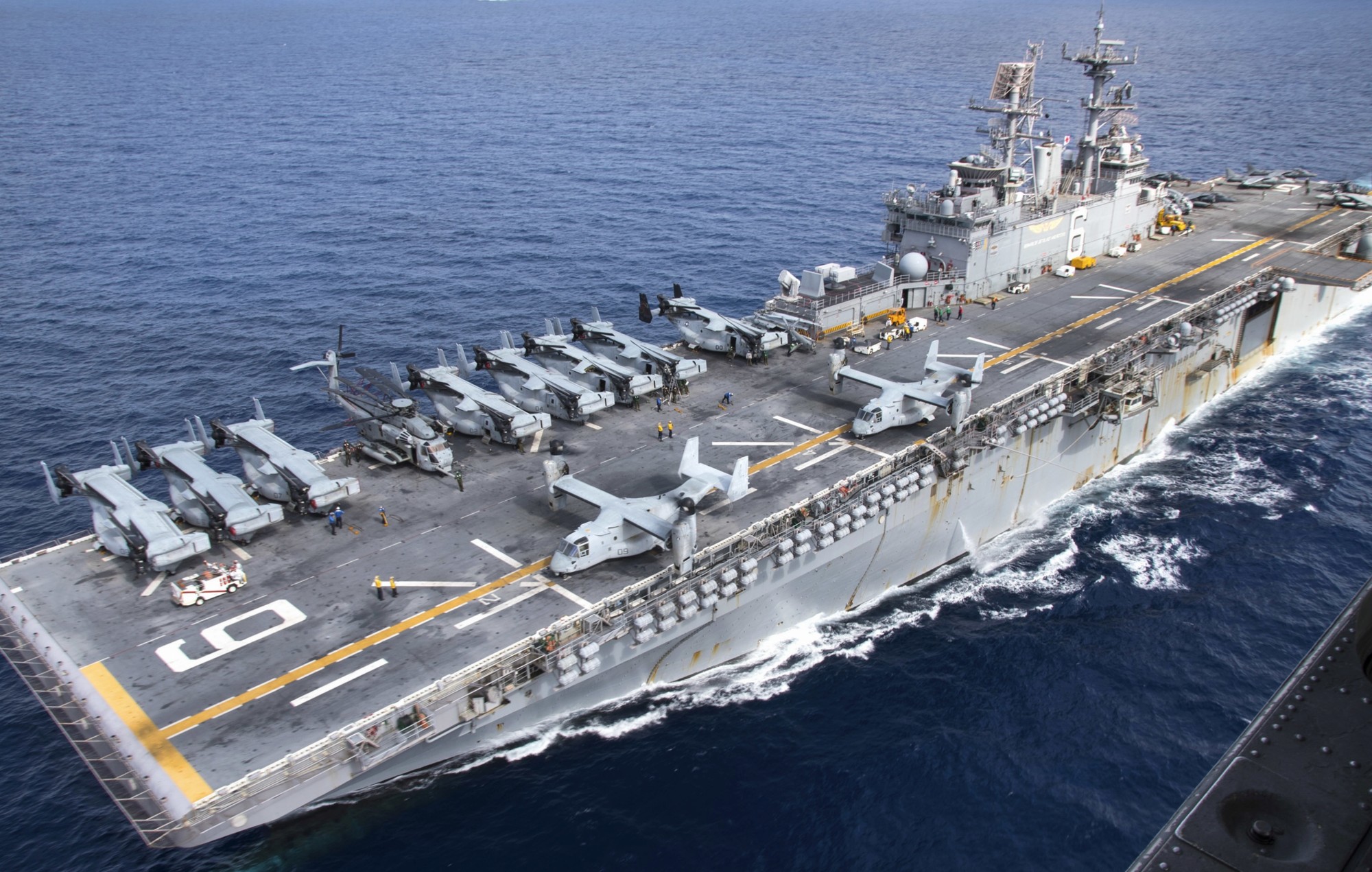 lhd-6 uss bonhomme richard amphibious assault ship landing helicopter dock wasp class us navy coral sea 82