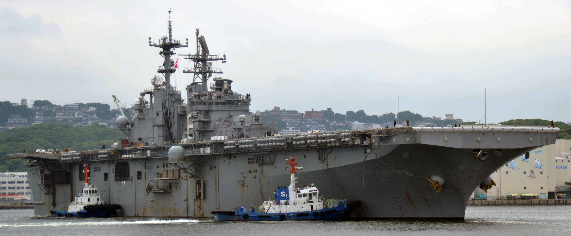 lhd-6 uss bonhomme richard amphibious assault ship landing helicopter dock wasp class 89 sasebo japan