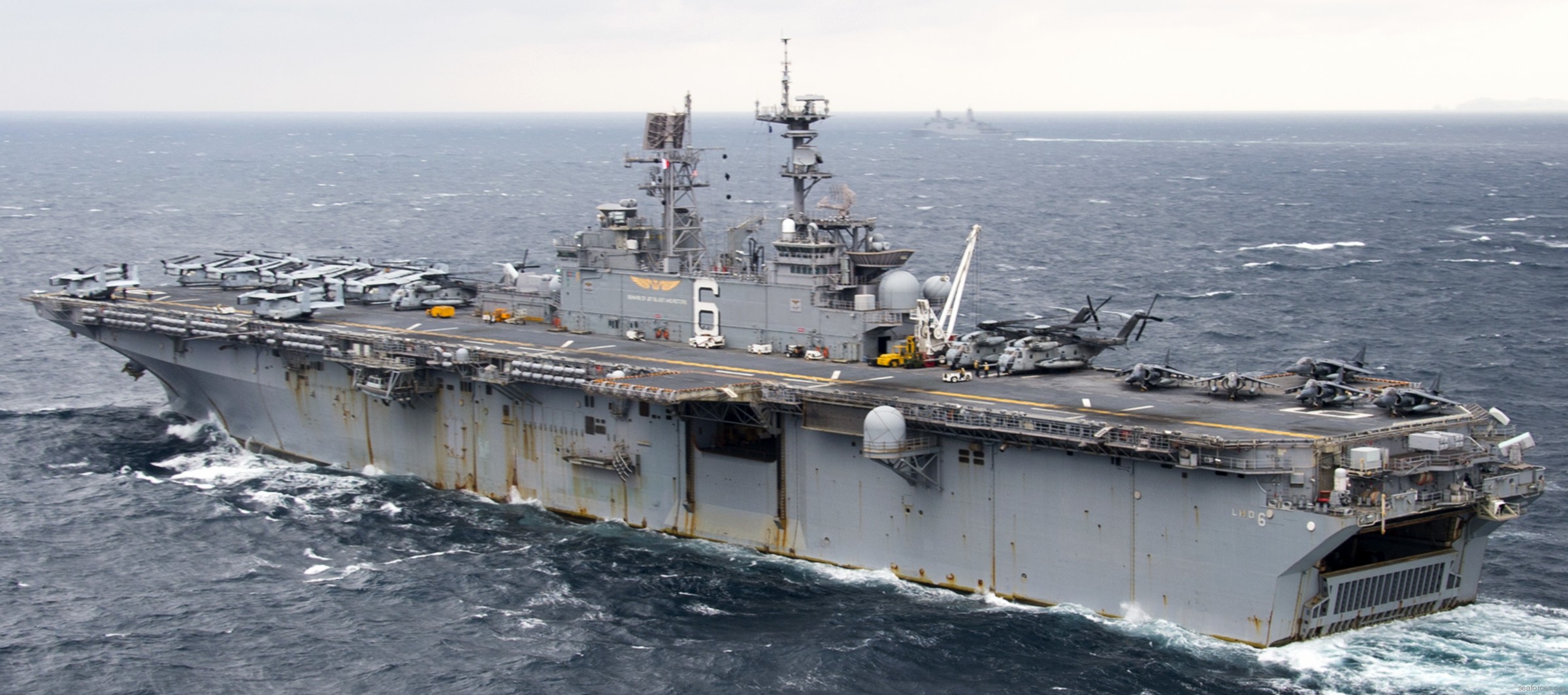 lhd-6 uss bonhomme richard amphibious assault ship landing helicopter dock wasp class 92