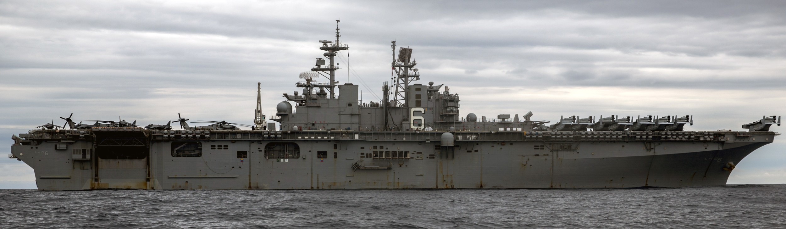 lhd-6 uss bonhomme richard amphibious assault ship landing helicopter dock wasp class 94