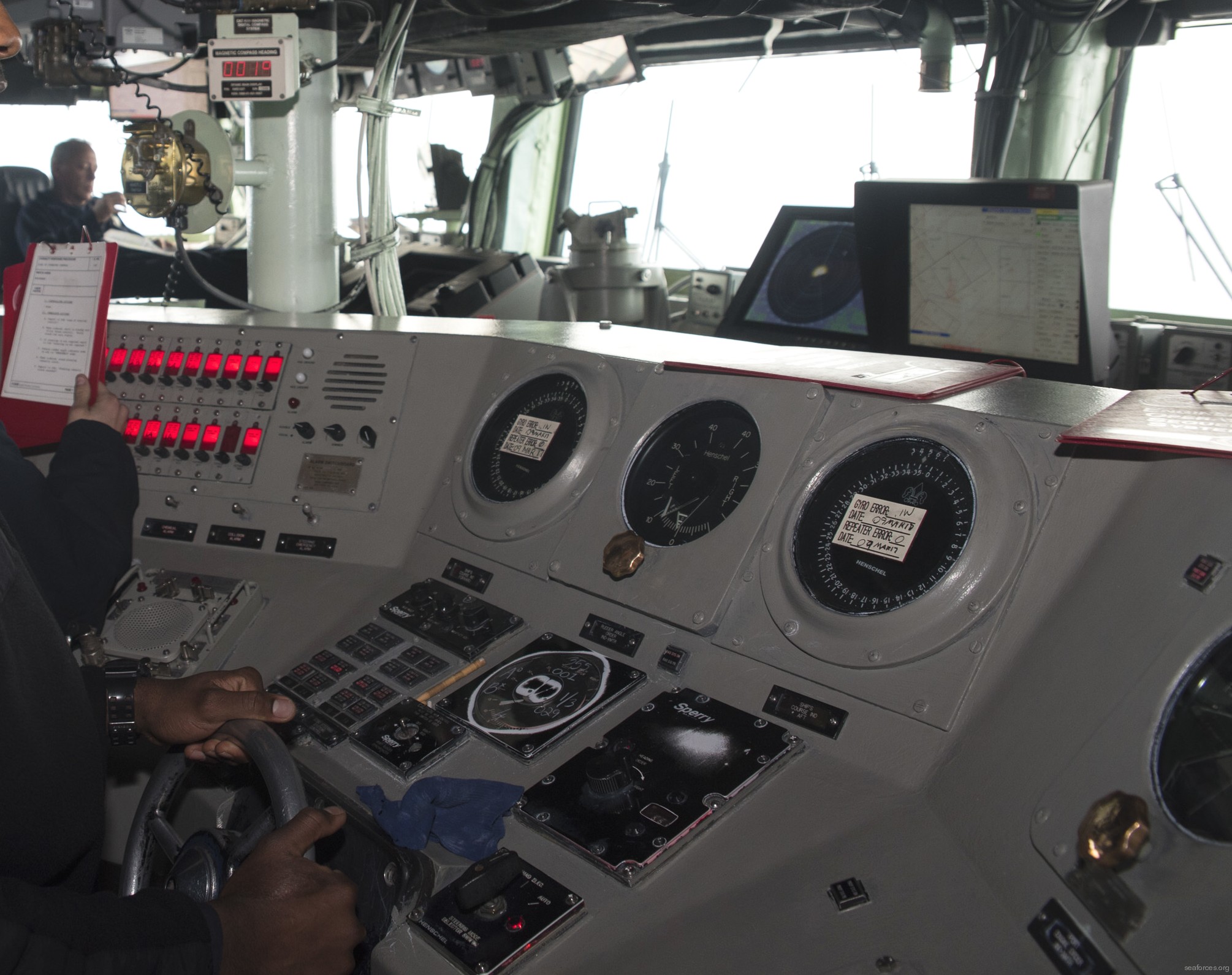 lhd-6 uss bonhomme richard amphibious assault ship landing helicopter dock wasp class 95 ships helm steering bridge