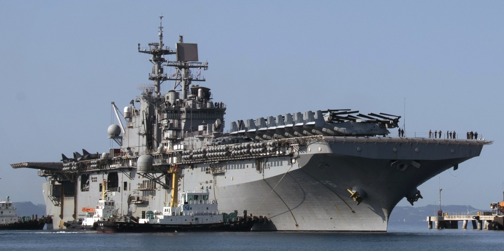 lhd-6 uss bonhomme richard amphibious assault ship landing helicopter dock wasp class 97