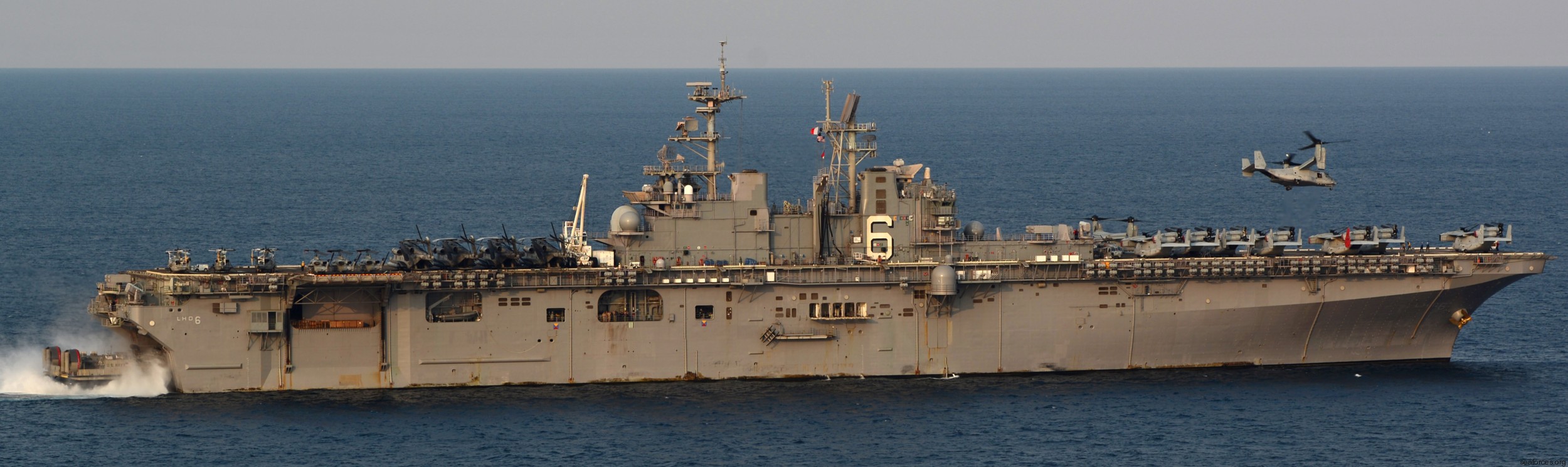 lhd-6 uss bonhomme richard amphibious assault ship landing helicopter dock wasp class 160