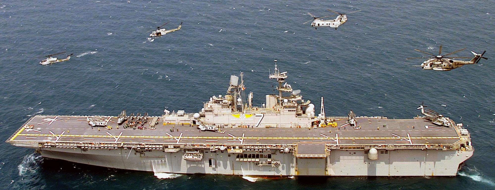 lhd-7 uss iwo jima wasp class amphibious assault ship dock landing helicopter us navy 07