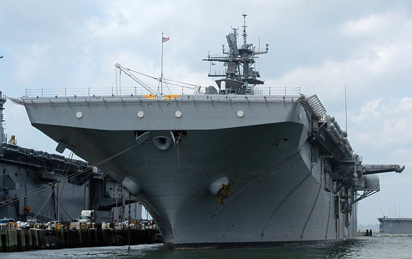 lhd-7 uss iwo jima wasp class amphibious assault ship dock landing helicopter us navy hurricane kathrina norfolk 20