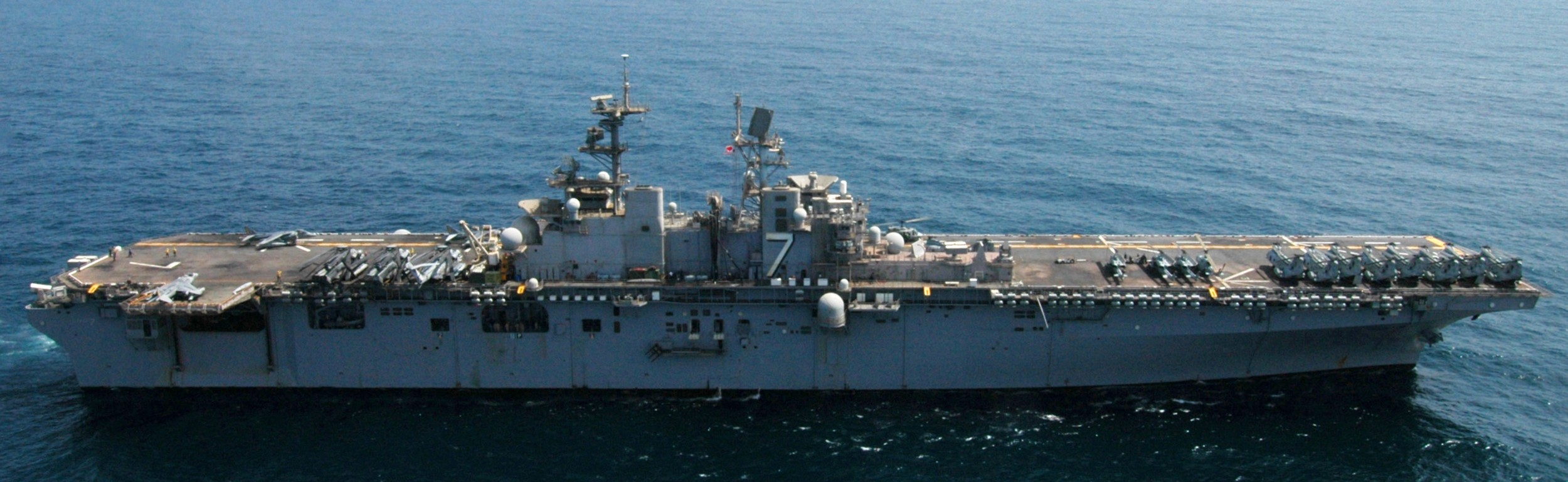 lhd-7 uss iwo jima wasp class amphibious assault ship dock landing helicopter us navy hmm-365 marines 28