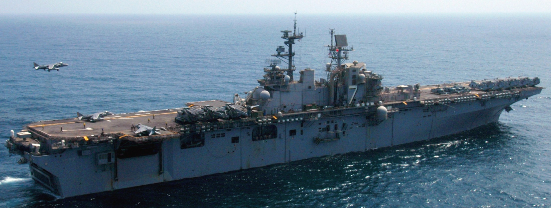 lhd-7 uss iwo jima wasp class amphibious assault ship dock landing helicopter us navy hmm-365 marines arabian sea 2006 29