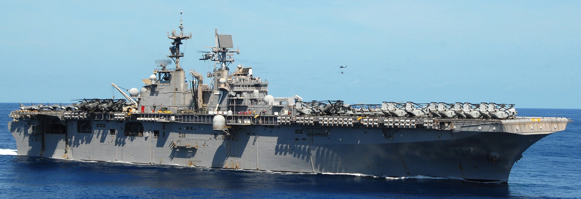 lhd-7 uss iwo jima wasp class amphibious assault ship dock landing helicopter us navy hmm-264 marines 43