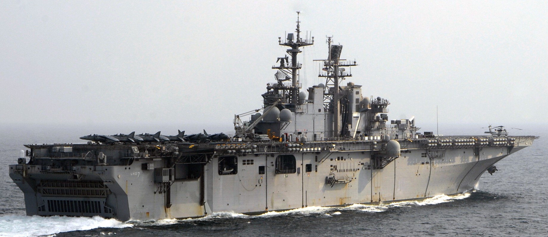 lhd-7 uss iwo jima wasp class amphibious assault ship dock landing helicopter us navy hmm-264 marines persian gulf 63