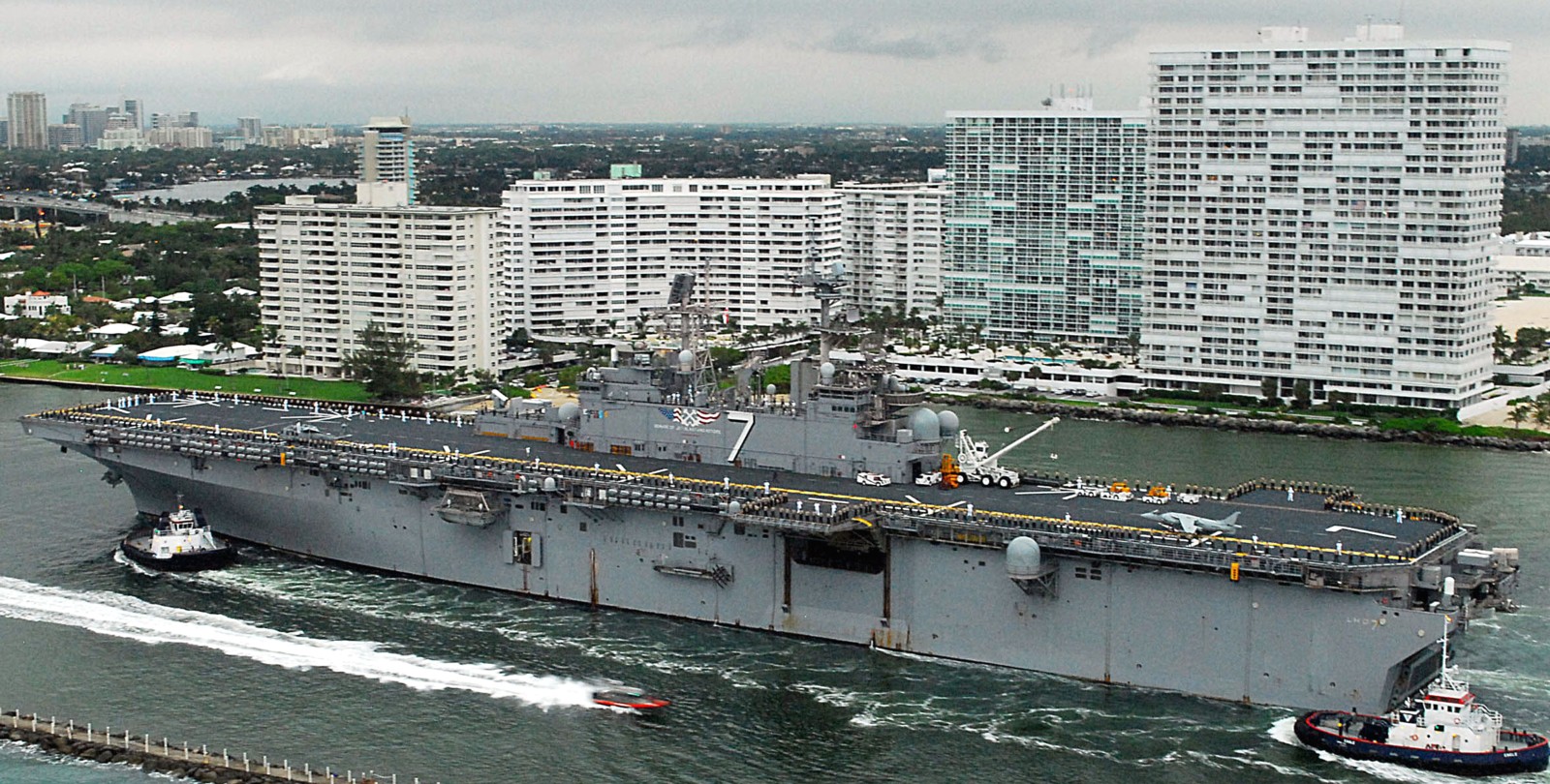 lhd-7 uss iwo jima wasp class amphibious assault ship dock landing helicopter us navy fort lauderdale florida 76