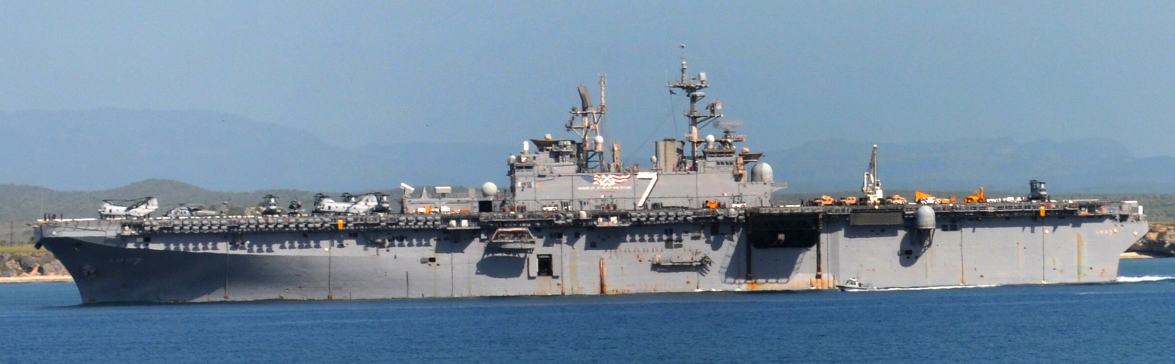 lhd-7 uss iwo jima wasp class amphibious assault ship dock landing helicopter hmm-774 marines 85