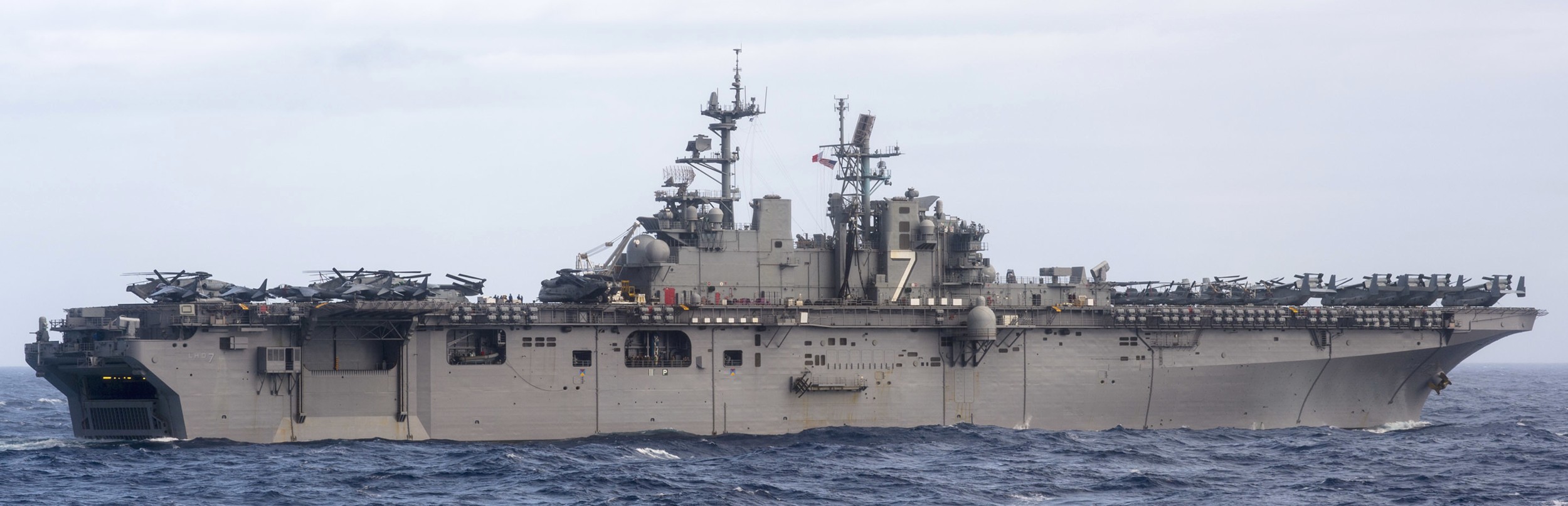 lhd-7 uss iwo jima wasp class amphibious assault ship dock landing helicopter us navy vmm-365 marines 122