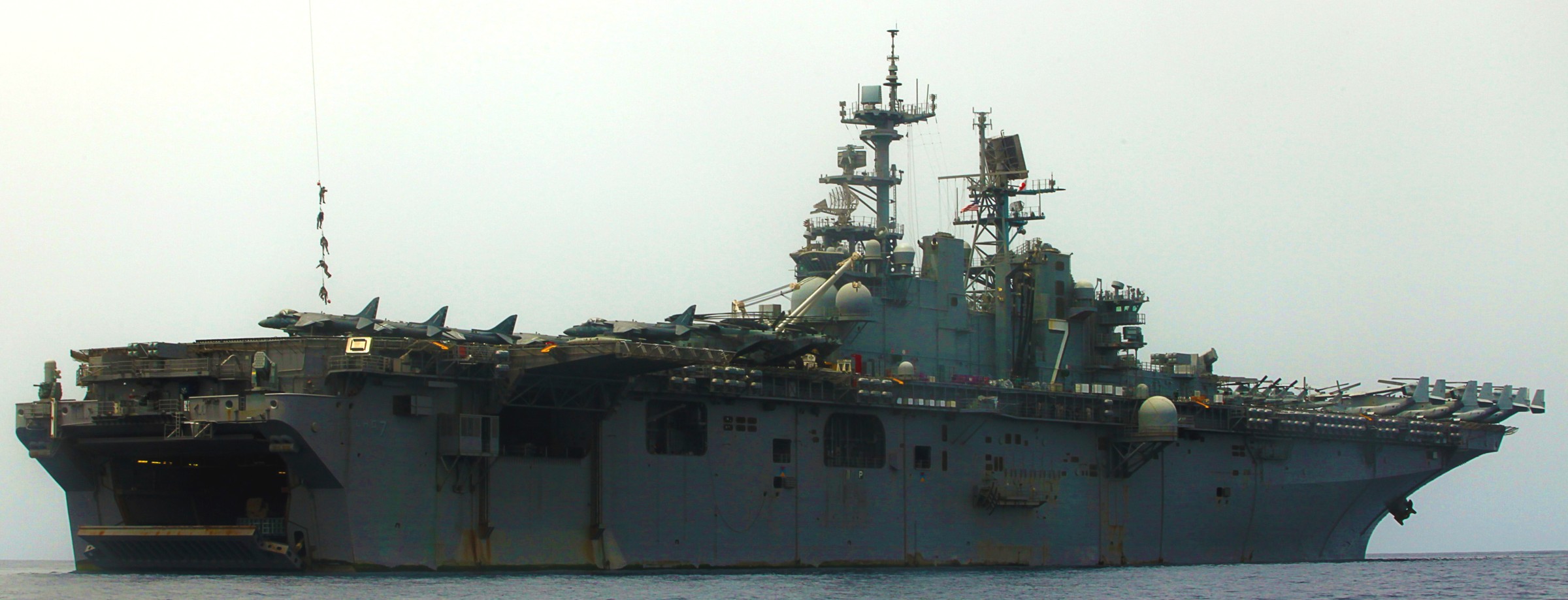 lhd-7 uss iwo jima wasp class amphibious assault ship dock landing helicopter us navy vmm-365 marines gulf of aden 126