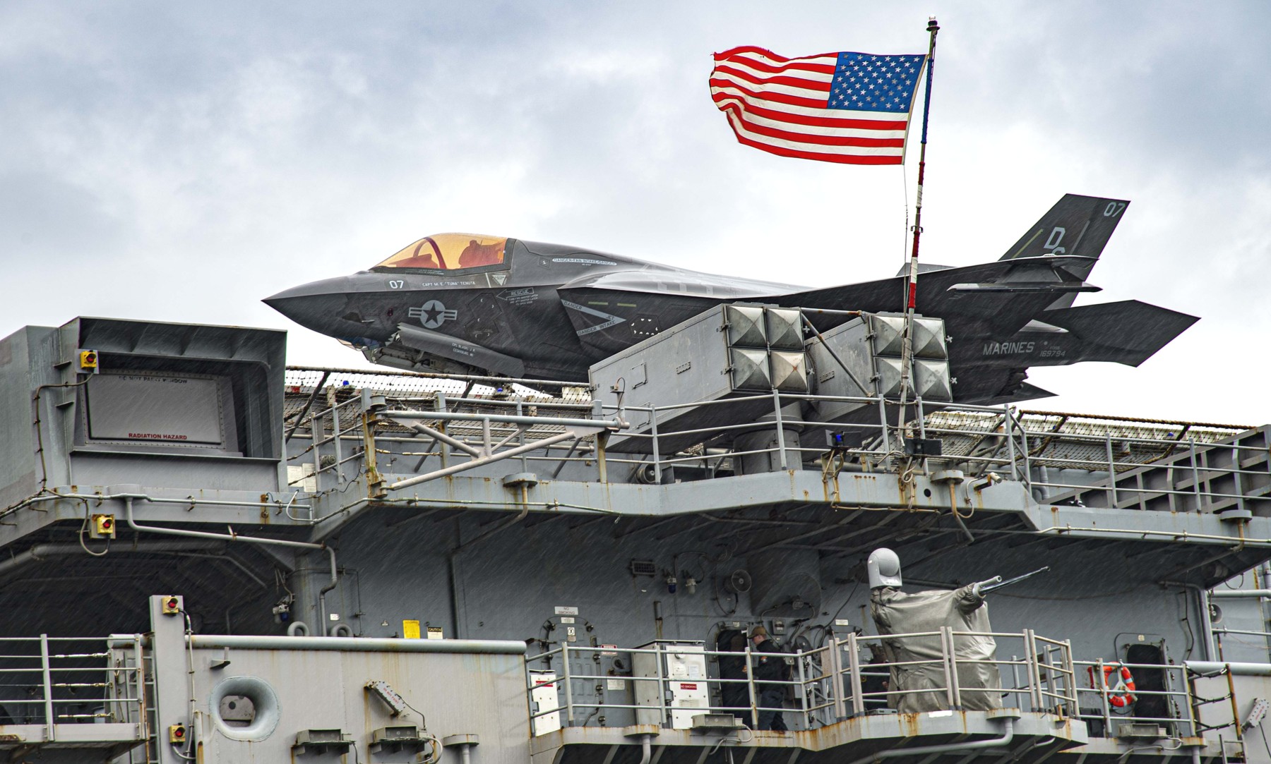 lhd-8 uss makin island amphibious assault ship landing helicopter dock us navy vmm-362 marines sasebo japan 05