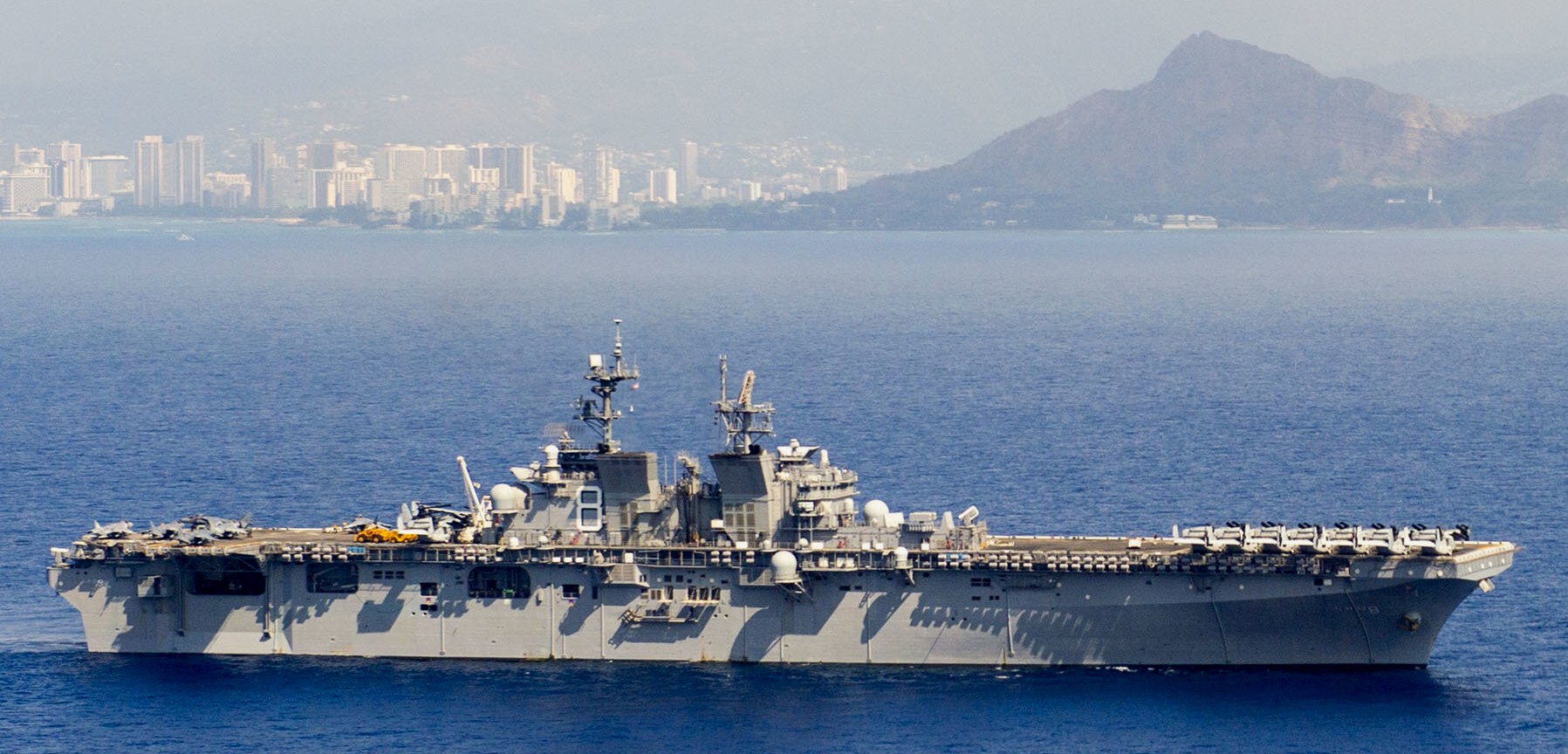 lhd-8 uss makin island amphibious assault ship landing helicopter dock us navy vmm-163 marines hawaii 82