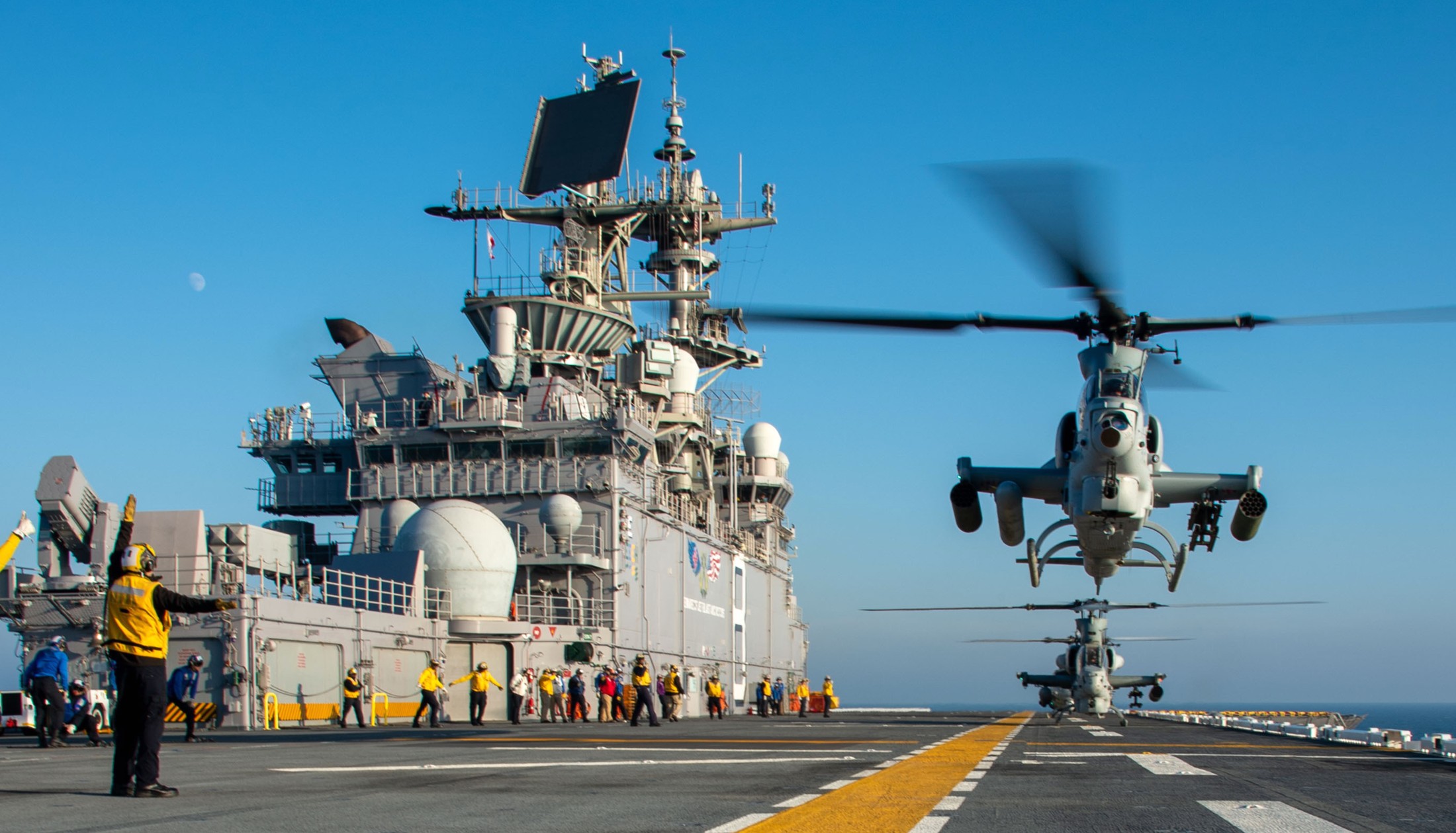 lhd-8 uss makin island amphibious assault ship landing helicopter dock us navy ah-1z viper 113
