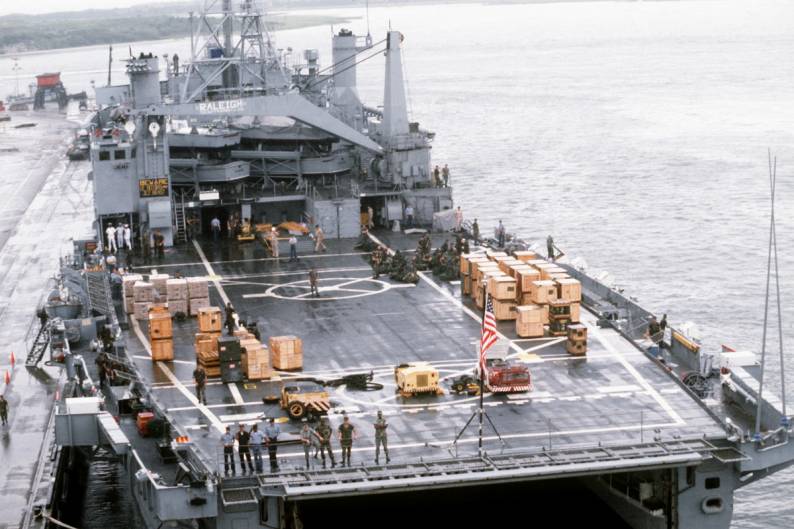 USS Raleigh LPD-1 flight deck