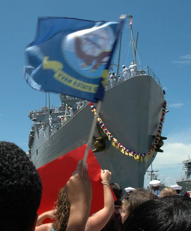 LPD-13 USS Nashville Austin class amphibious transport dock last homecoming Norfolk Virginia 2009