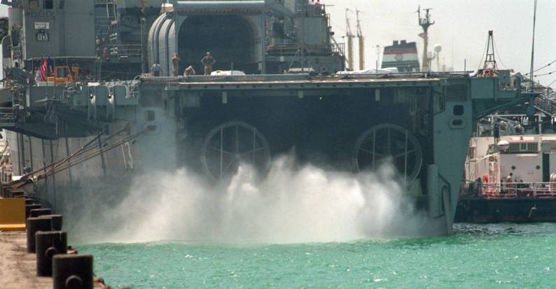 USS Nashville LPD-13 Mina Sulman Pier Bahrain 1993