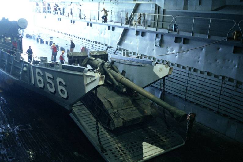 USS Trenton LPD-14 well deck LCU offload M-110A2 howitzer usmc