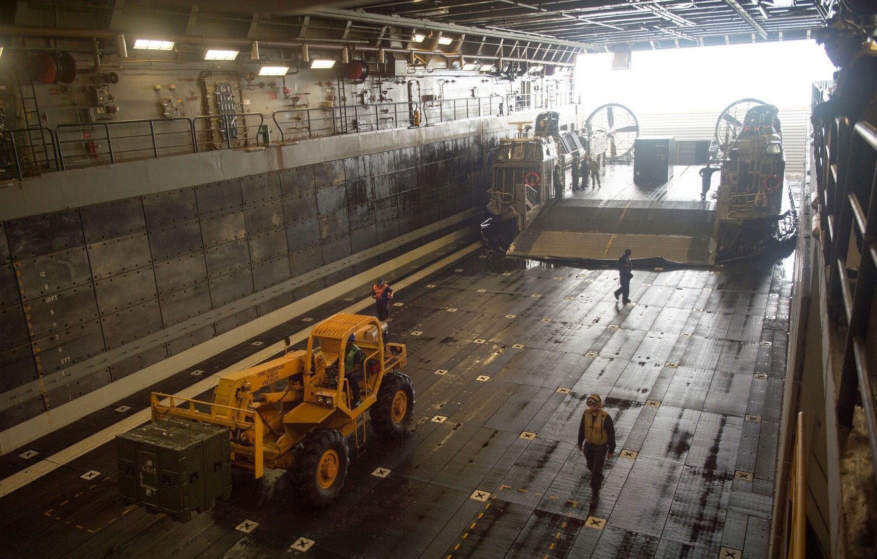 lpd-19 uss mesa verde san antonio class amphibious transport dock landing ship us navy well deck 21