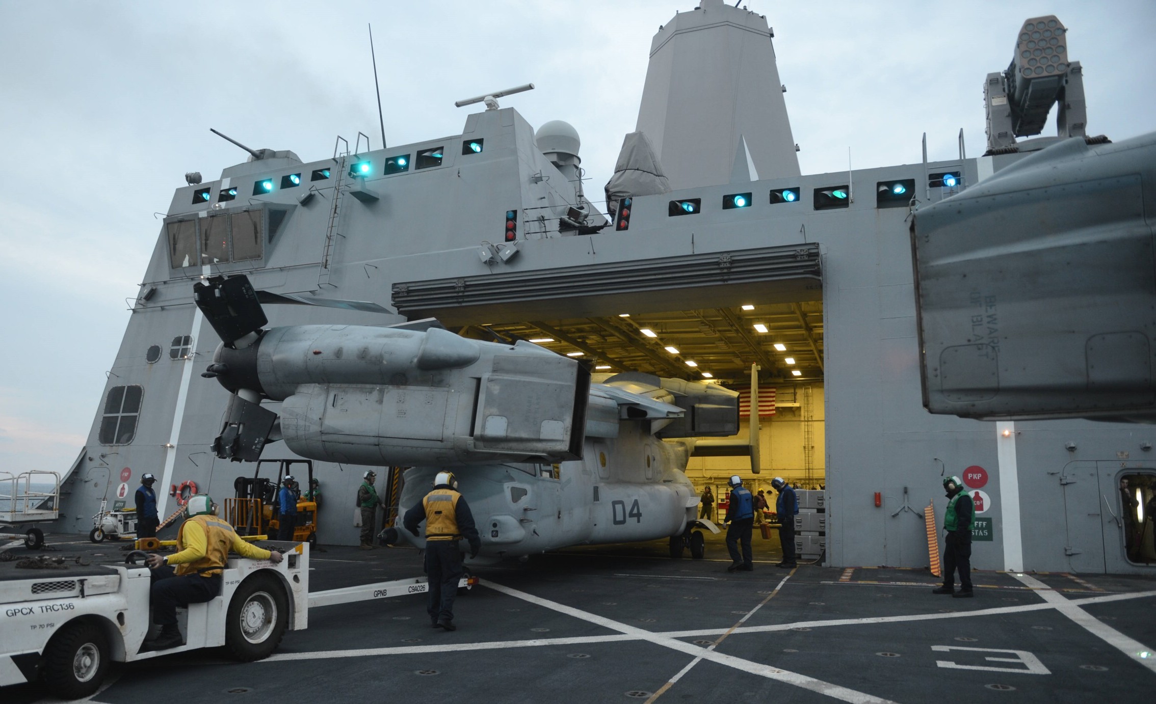lpd-19 uss mesa verde san antonio class amphibious transport dock landing ship us navy mv-22b osprey 29