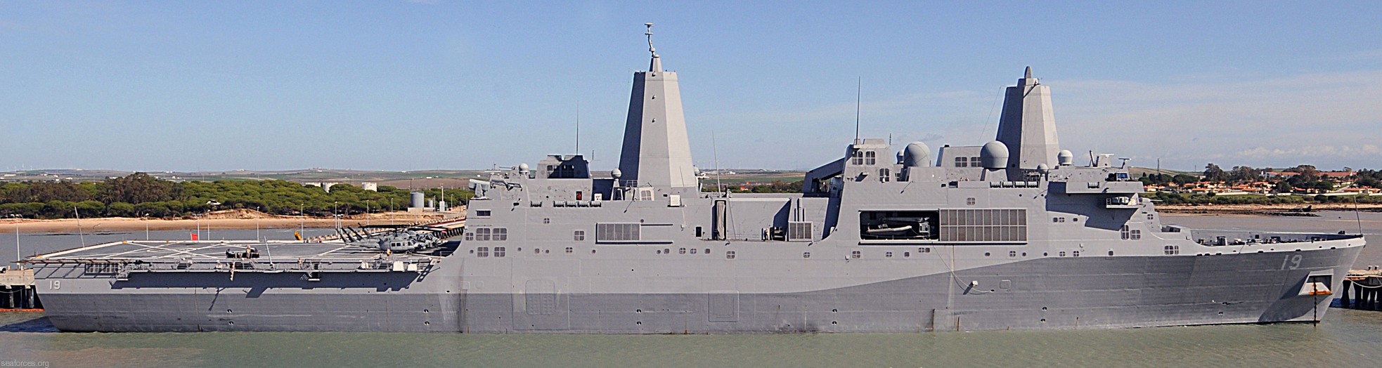 lpd-19 uss mesa verde san antonio class amphibious transport dock 52