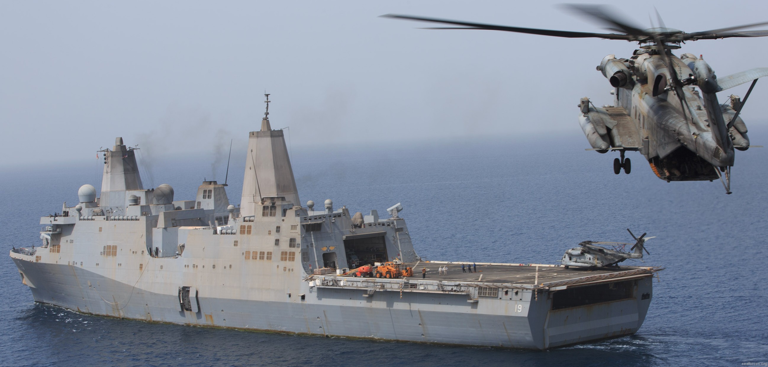 lpd-19 uss mesa verde san antonio class amphibious transport dock 59 ch-53 super stallion