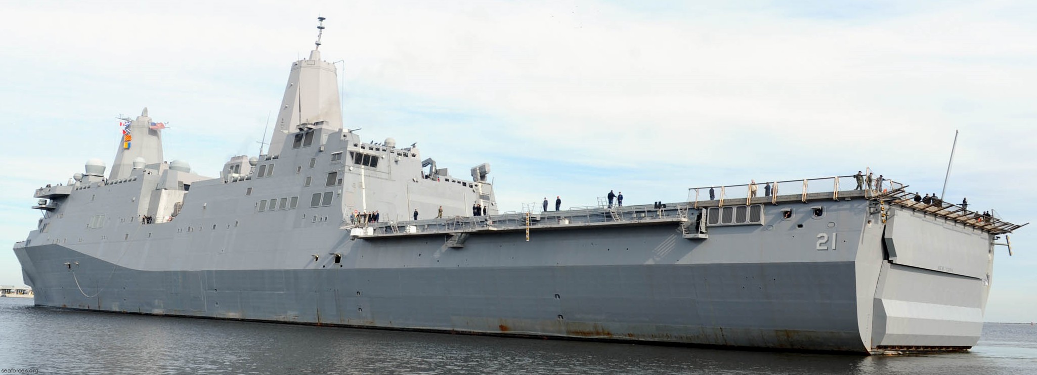 lpd-21 uss new york san antonio class amphibious transport dock ship navy 32 mayport