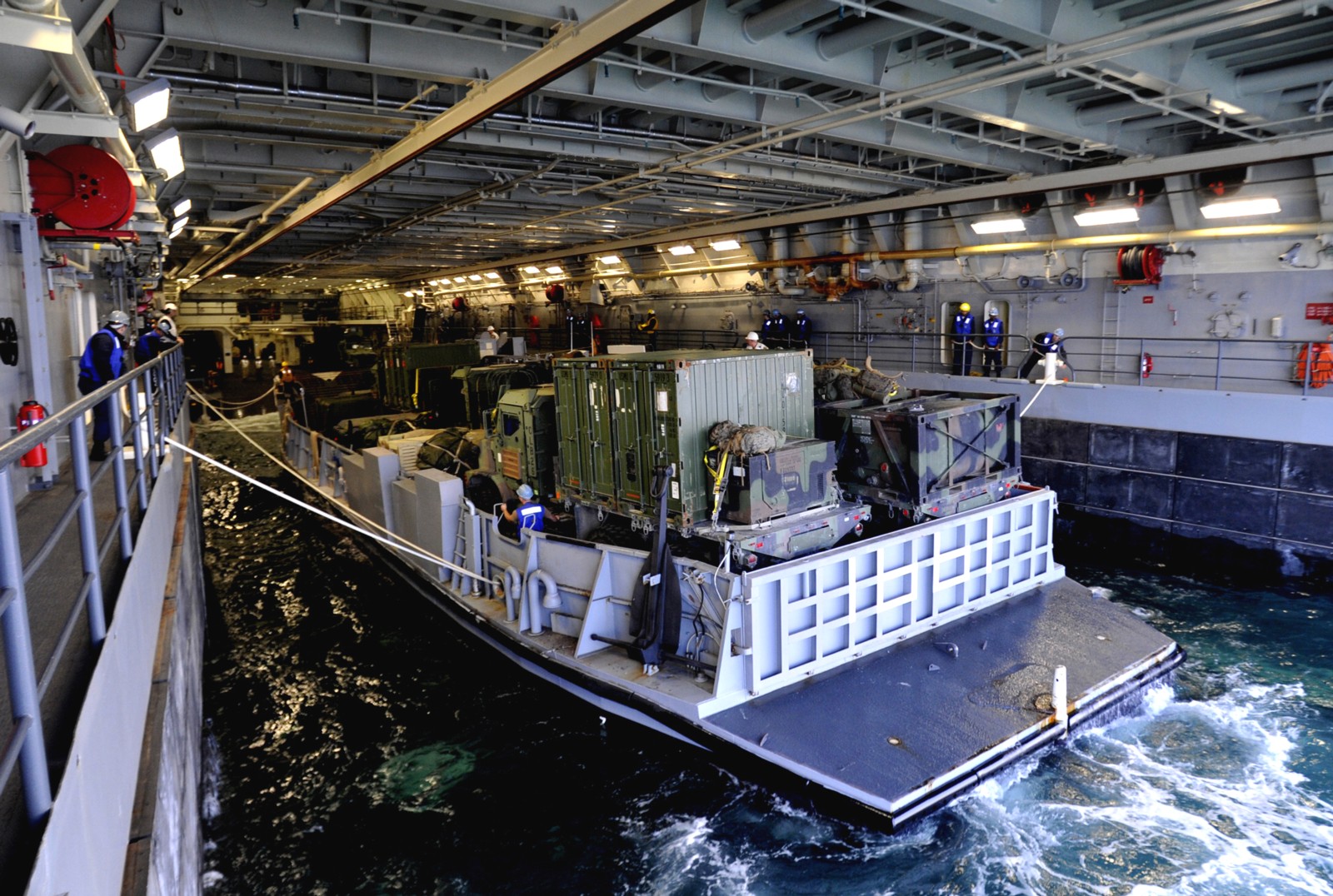 lpd-21 uss new york san antonio class amphibious transport dock ship navy 71 well deck landing craft utility lcu