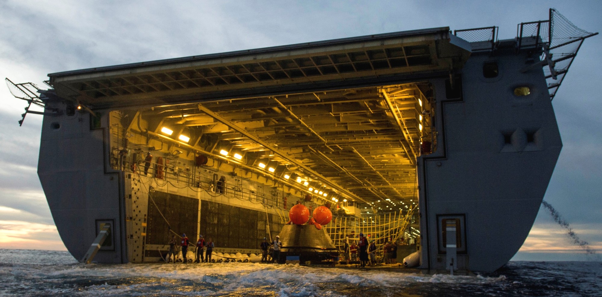 lpd-23 uss anchorage san antonio class amphibious transport dock landing ship us navy nasa orion capsule recovery 39