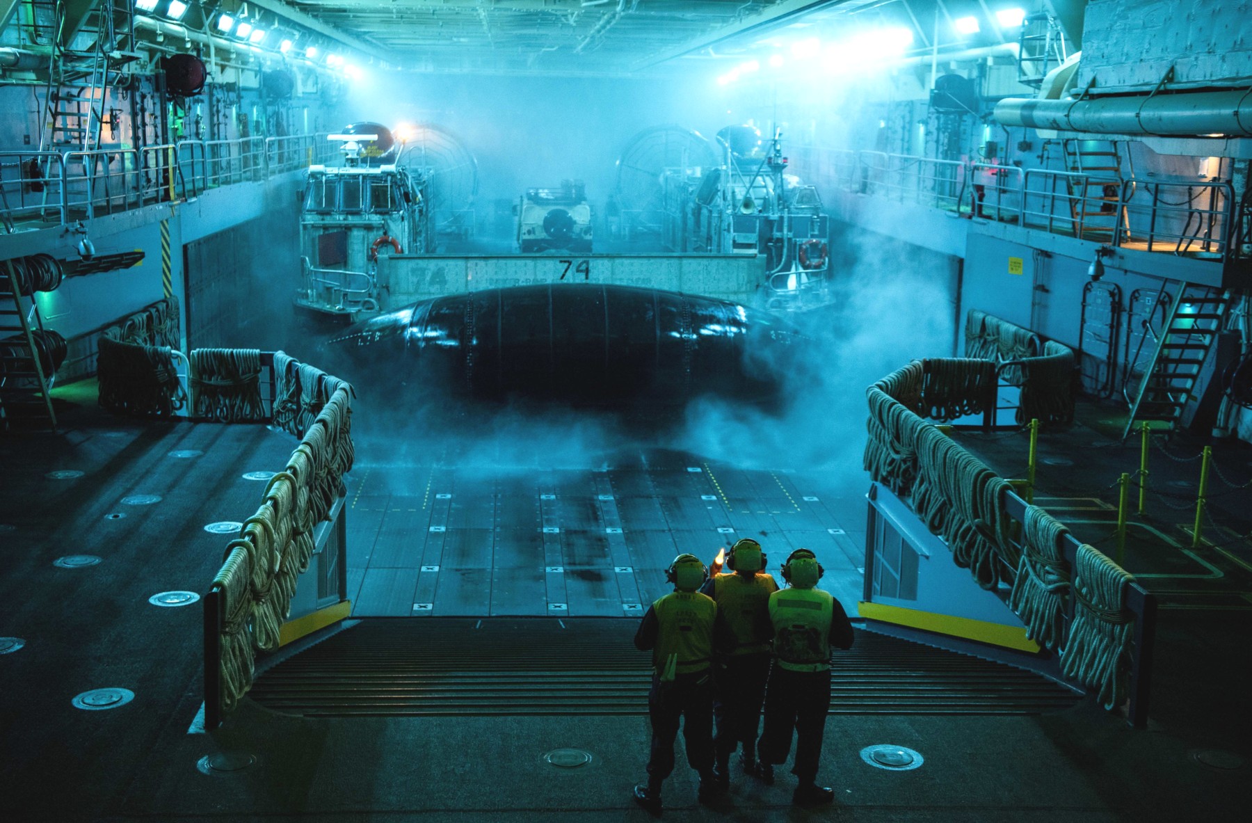 lpd-23 uss anchorage san antonio class amphibious transport dock ship us navy well deck landing craft air cushion lcac 122