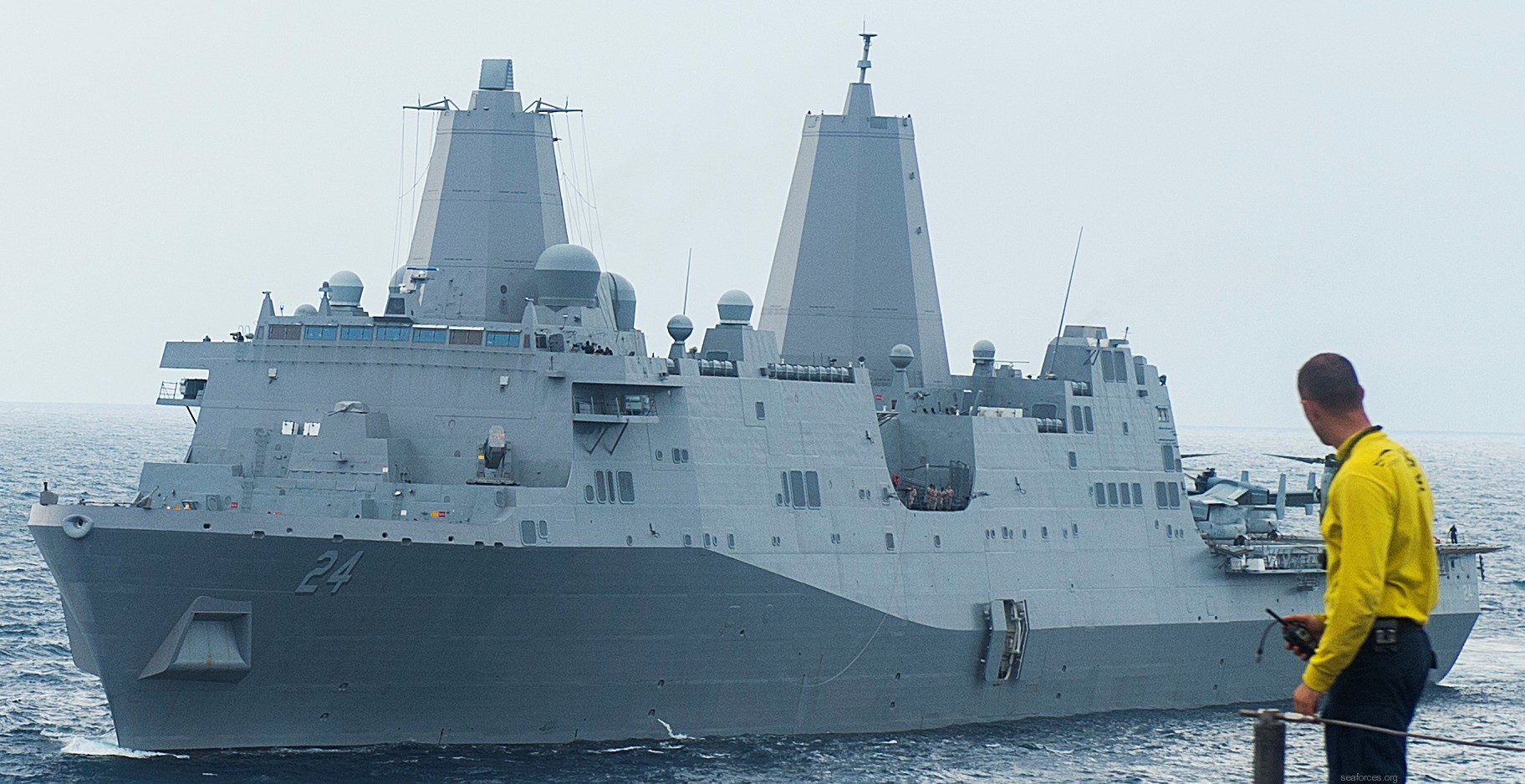 lpd-24 uss arlington san antonio class amphibious transport dock ship 42