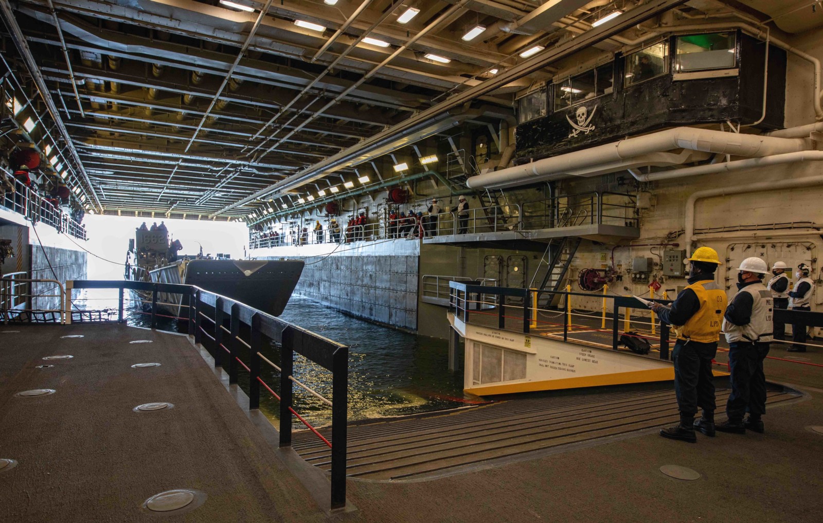 lpd-24 uss arlington amphibious transport dock landing ship us navy well deck inside 101